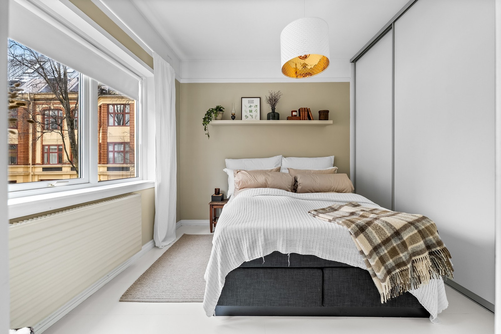 Pent og romslig soverom med god plass til dobbeltseng og tilhørende nattbord. Skyvedørsgarderobe gir rikelig med oppbevaringsplass og utnytter rommet effektivt Galleribilde