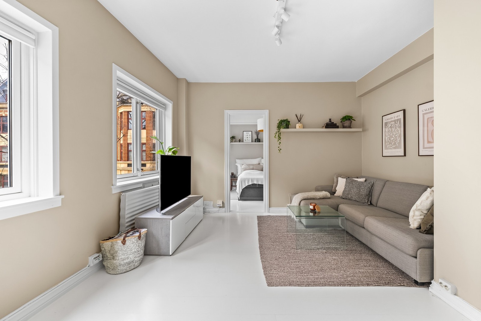 Trivelig og lys stue i åpen løsning mot kjøkkenet, noe som skaper en luftig og sosial atmosfære. Galleribilde