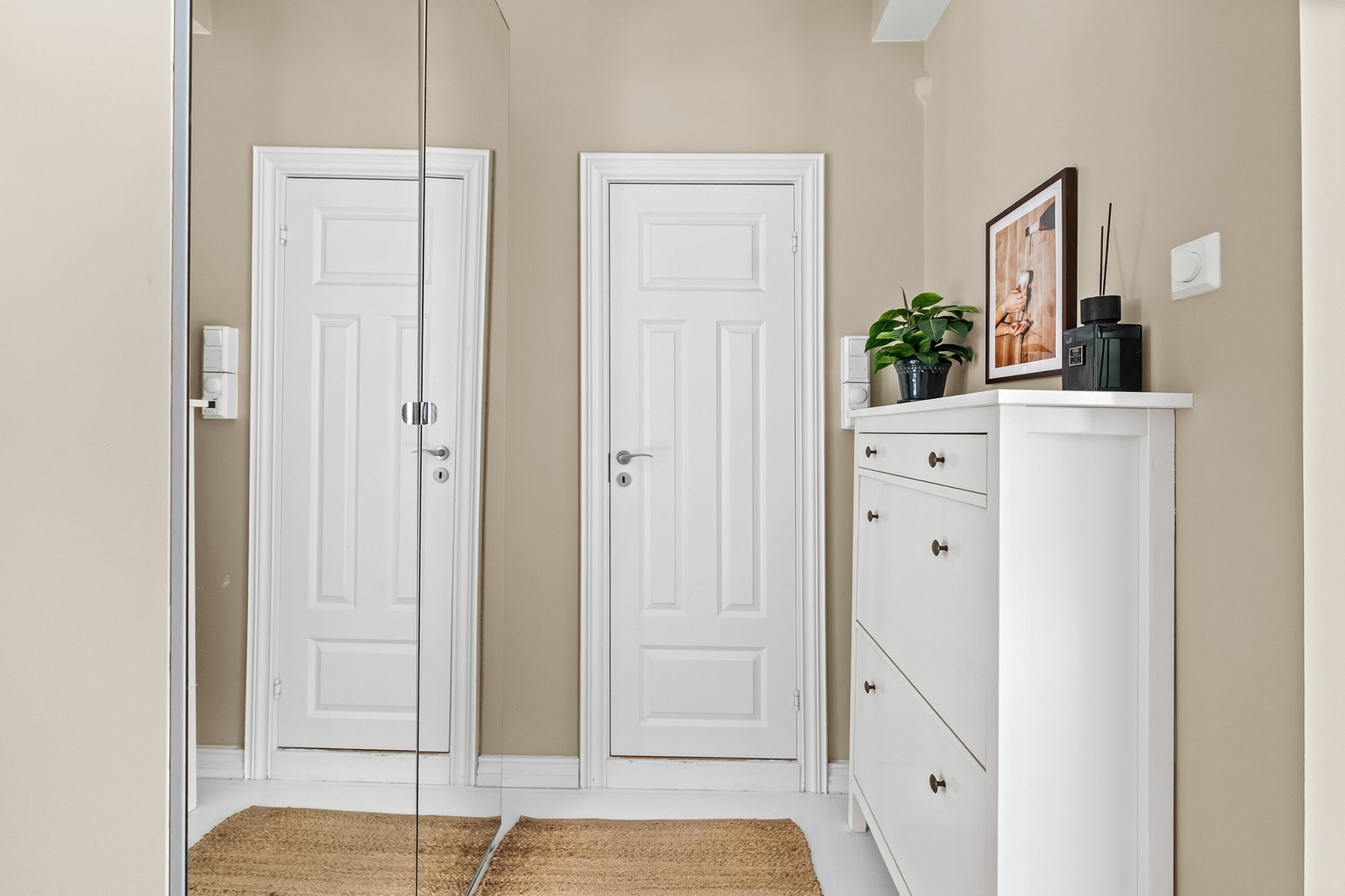 Praktisk garderobeskap og skoskap som gir ryddige og funksjonelle løsninger for yttertøy og sko Galleribilde