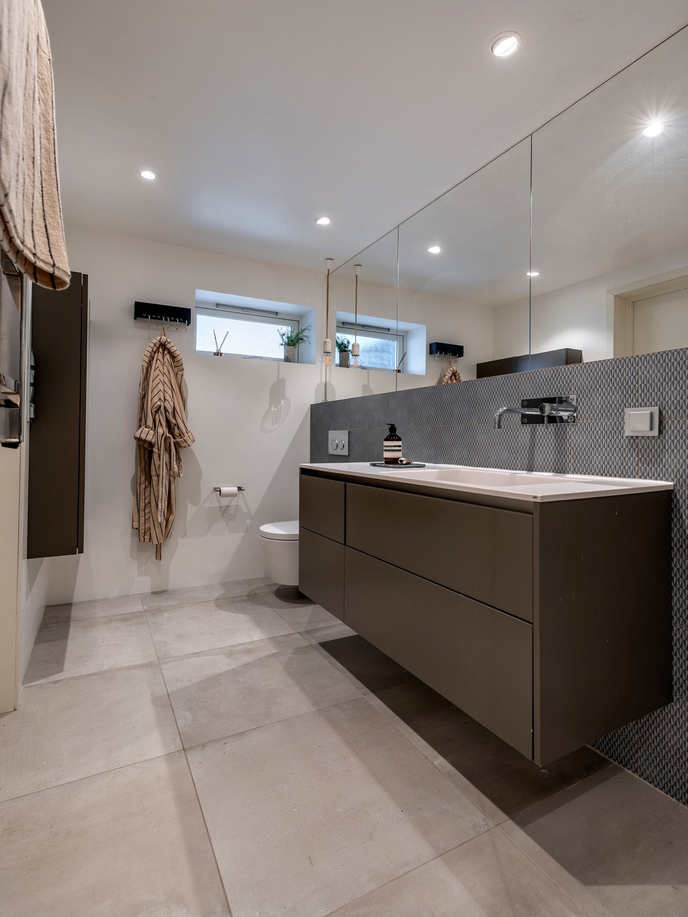 Her er det også ett veggskap for ekstra oppbevaring, samt håndkleholder med varme. Galleribilde