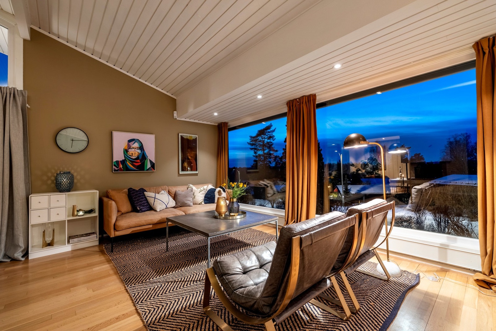 Veggene er holdt i moderne, tidsriktige fargetoner og gulvet er belagt med parkett, som sammen skaper en innbydende atmosfære. Galleribilde