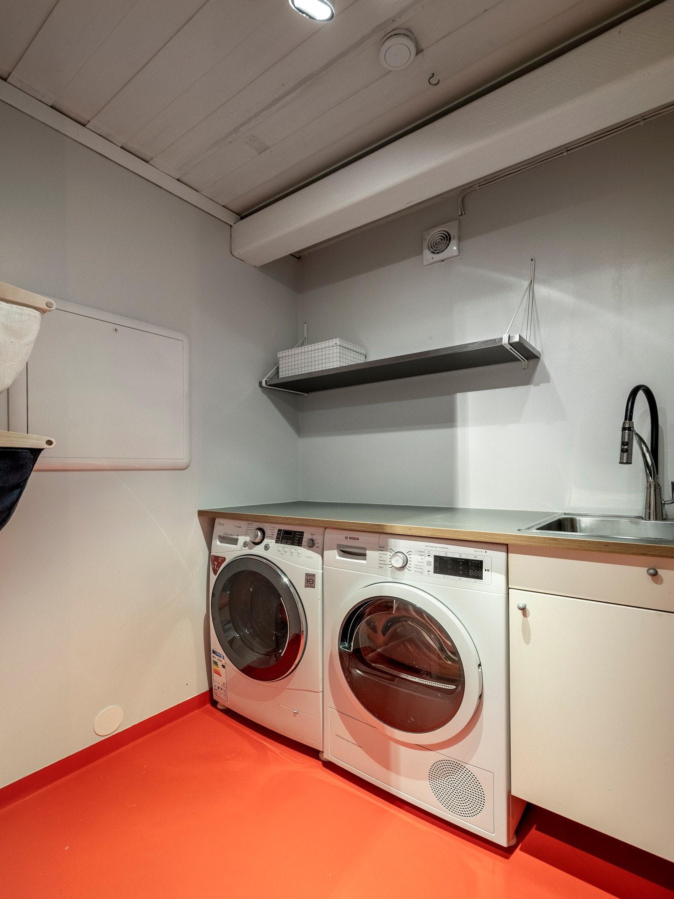 Vaskerommet er både praktisk og godt utstyrt, perfekt for hverdagsbruk. Galleribilde