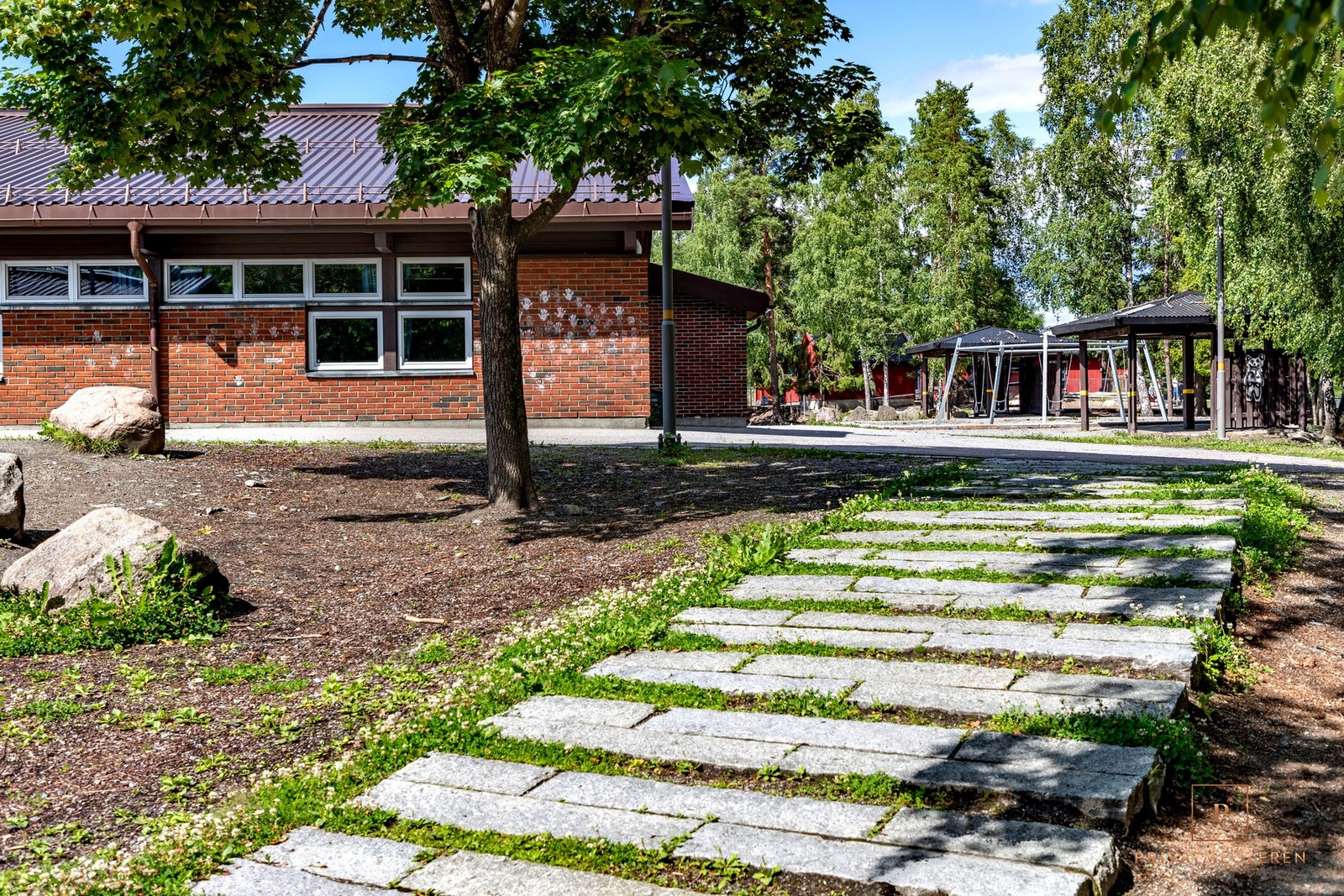 Fra eiendommen er det kort gangavstand til Vassbonn barneskole og Ingieråsen ungdomsskole. Galleribilde