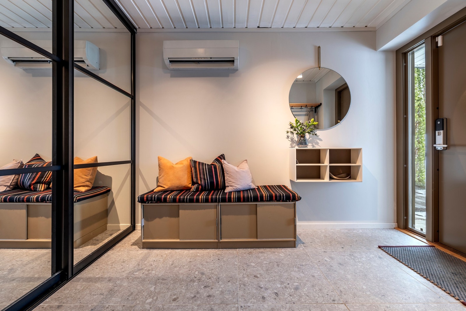 Allerede i entréen får du et godt førsteinntrykk med lysmalte vegger og stilrene gulvfliser med behagelig gulvvarme. Galleribilde