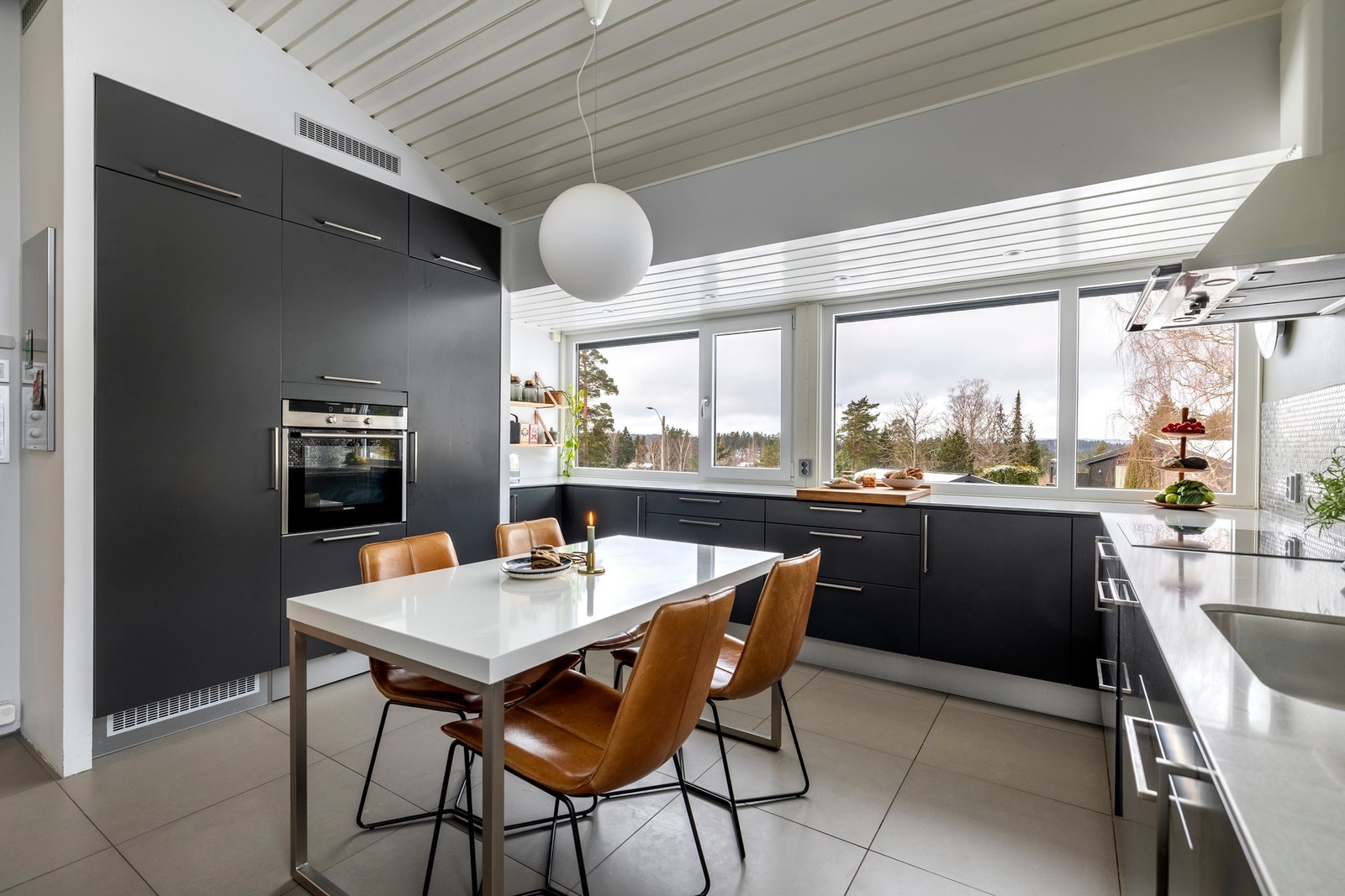 Boligen har et lekkert HTH-kjøkken fra 2012 med integrerte hvitevarer og rikelig med oppbevaringsplass. Galleribilde