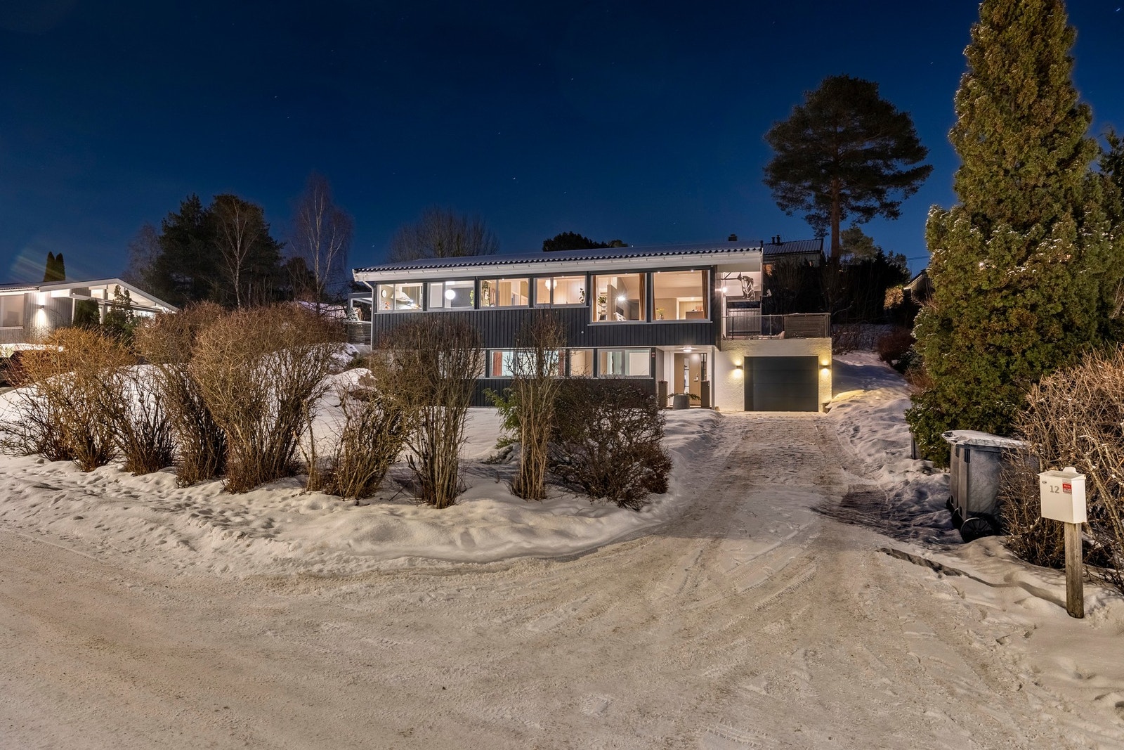 Boligen på en stor og innbydende hage, perfekt for lek og rekreasjon. Galleribilde