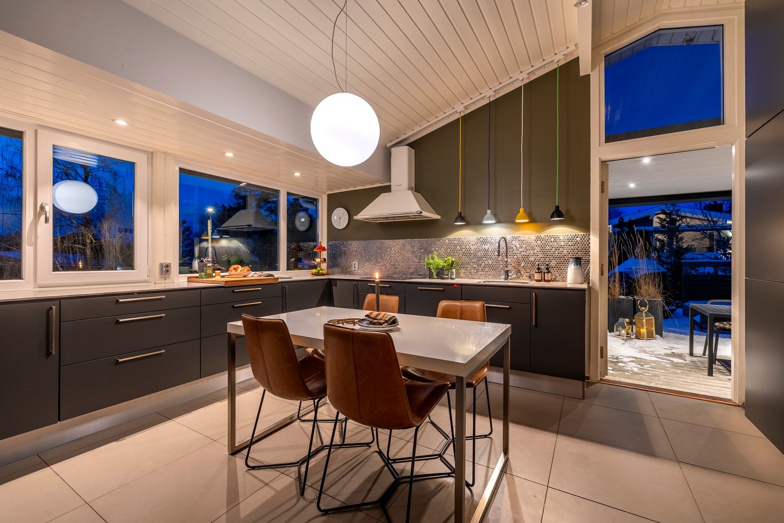 Lekkert HTH-kjøkken med mørke, slette fronter og benkeplater i stein med underlimt oppvaskkum. Galleribilde