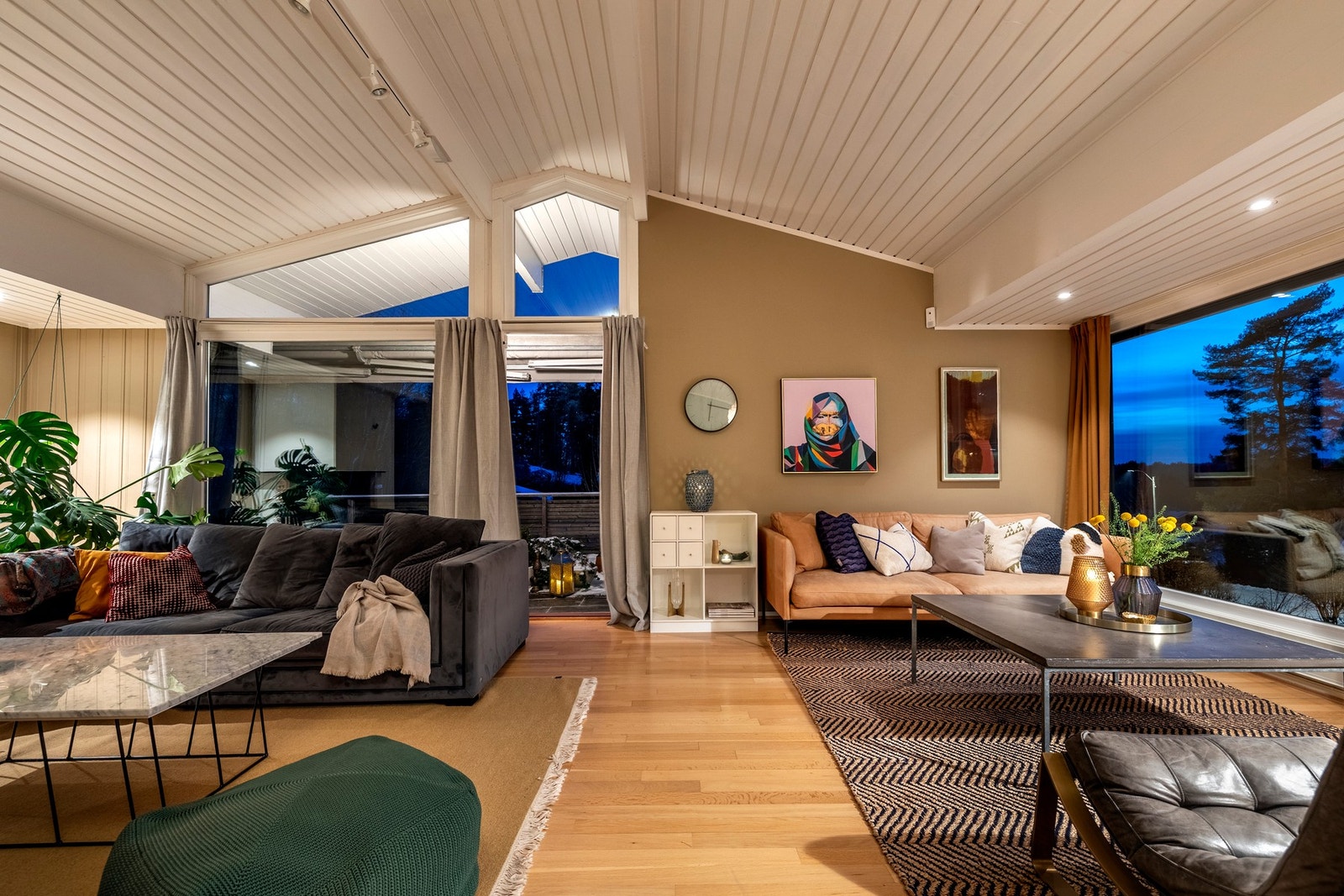 Her er det god plass til både sofalunge og TV-anlegg i naturlige soner. Galleribilde