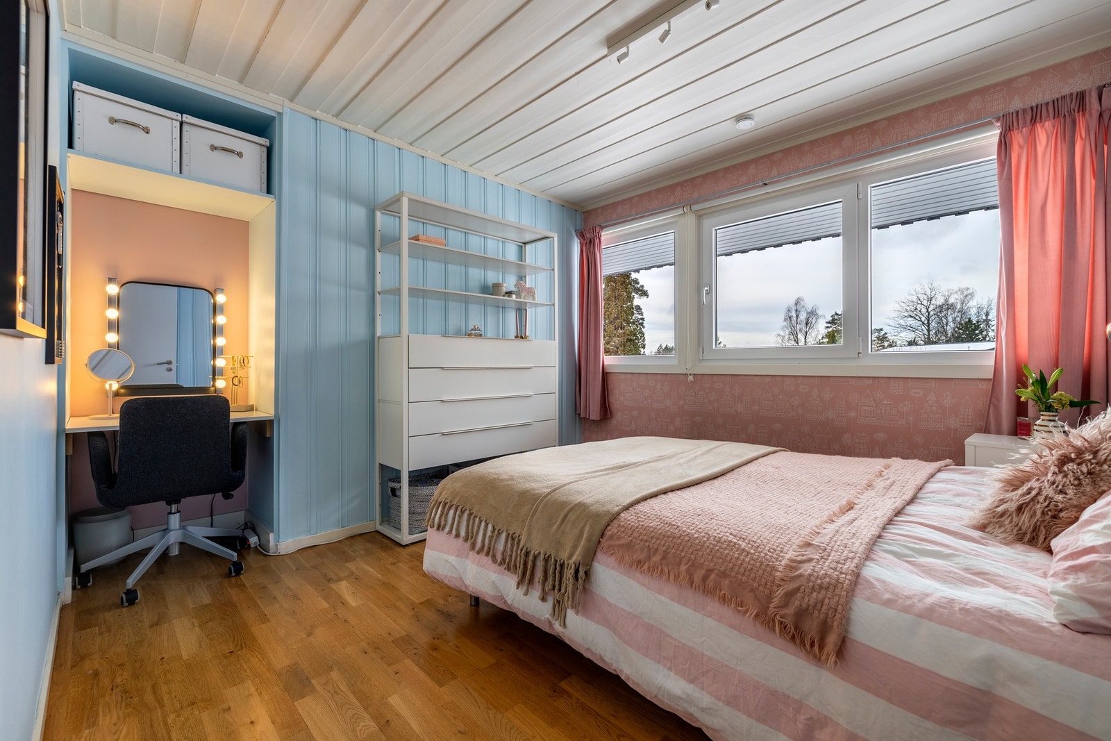 Soverommene er malt i behagelige fargetoner og har parkettgulv. Galleribilde