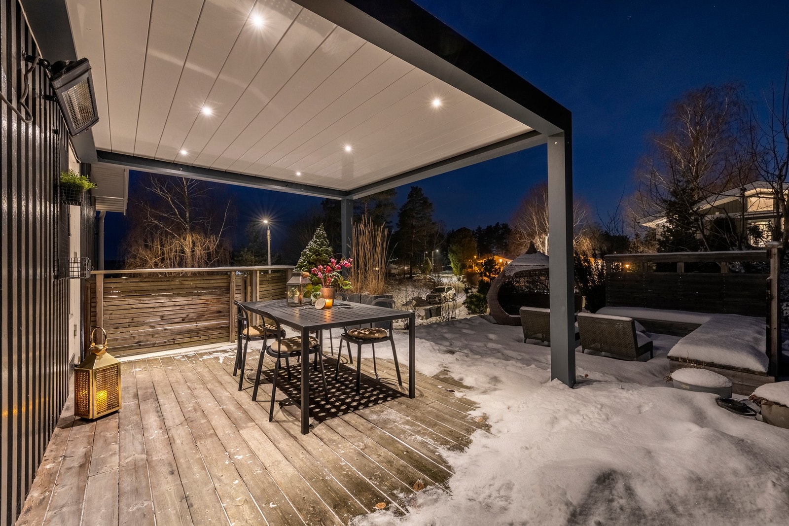 Utenfor balkongdøren er det oppført en flott pergola med integrert belysning og justerbart tak. Galleribilde