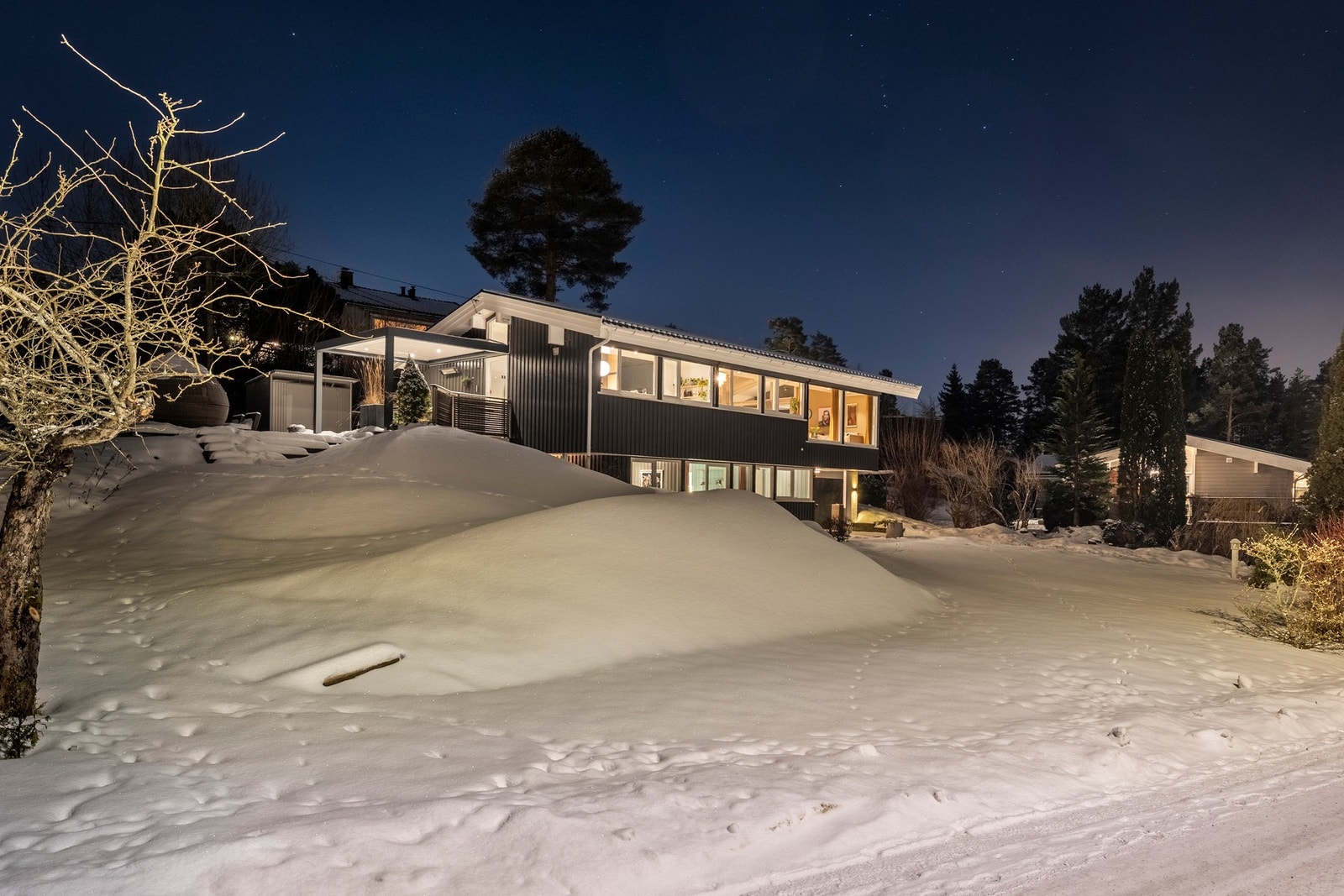 Med disse uteområdene har boligen alt som skal til for å skape fine øyeblikk utendørs. Galleribilde