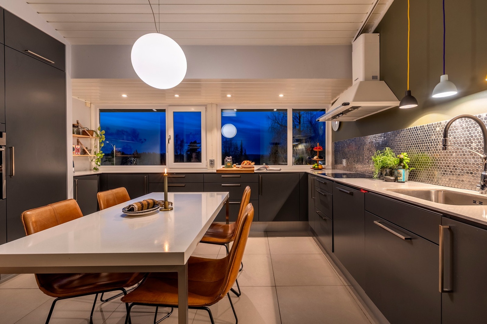 I tillegg har kjøkkenet rikelig med oppbevaringsplass i både skuffer, skap og høyskap. Galleribilde