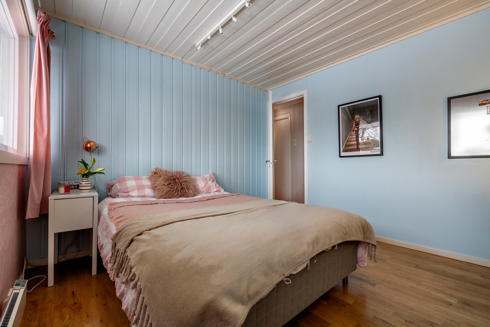 Det er tre soverom i første etasje. Galleribilde