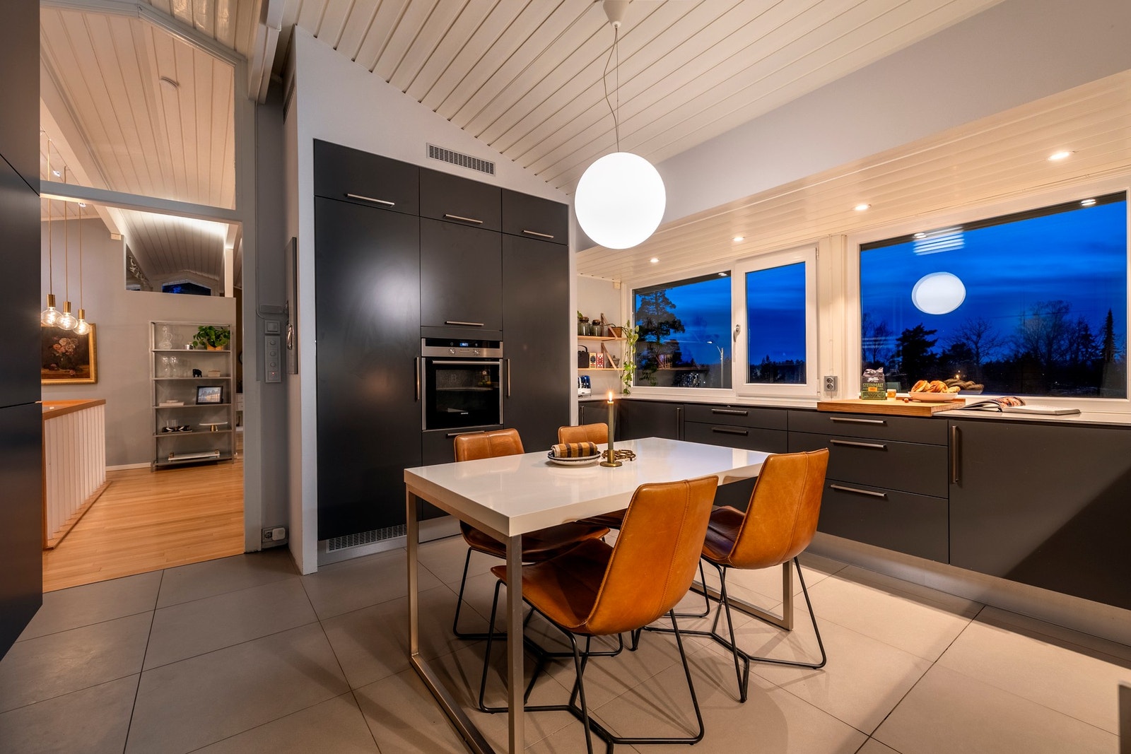 Kjøkkenet er romslig og har god plass til spisebord. Galleribilde