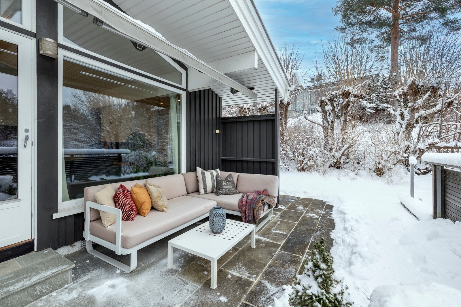 Fra stuen er det utgang til en skiferbelagt terrasse på ca. 21 kvm. Galleribilde