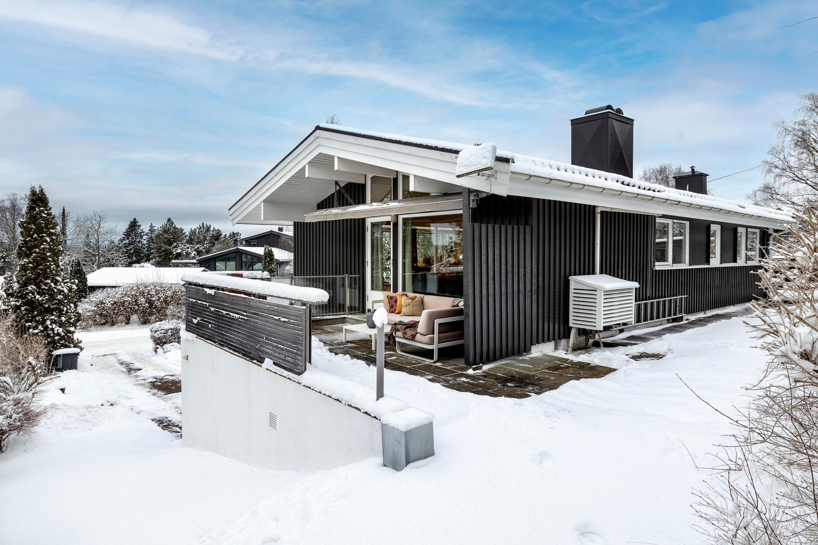Eiendommen har et innholdsrikt uteområde med gode solforhold gjennom dagen. Galleribilde