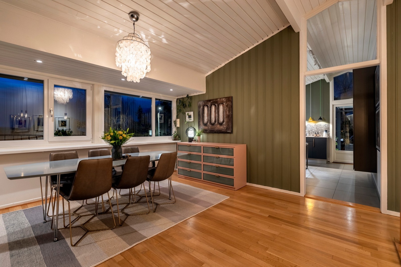 Stuen og spisestuen er stor og luftig med god takhøyde og fleksible møbleringsmuligheter. Galleribilde