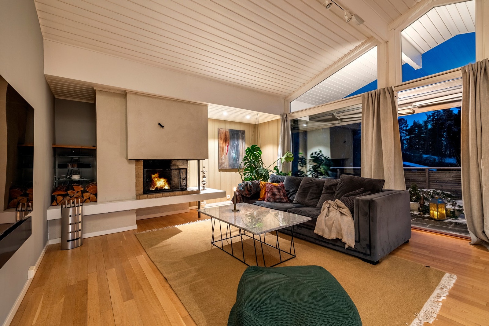 En stilig vedpeis tilfører rommet ekstra sjarm og gir behagelig varme på kjølige dager. Galleribilde