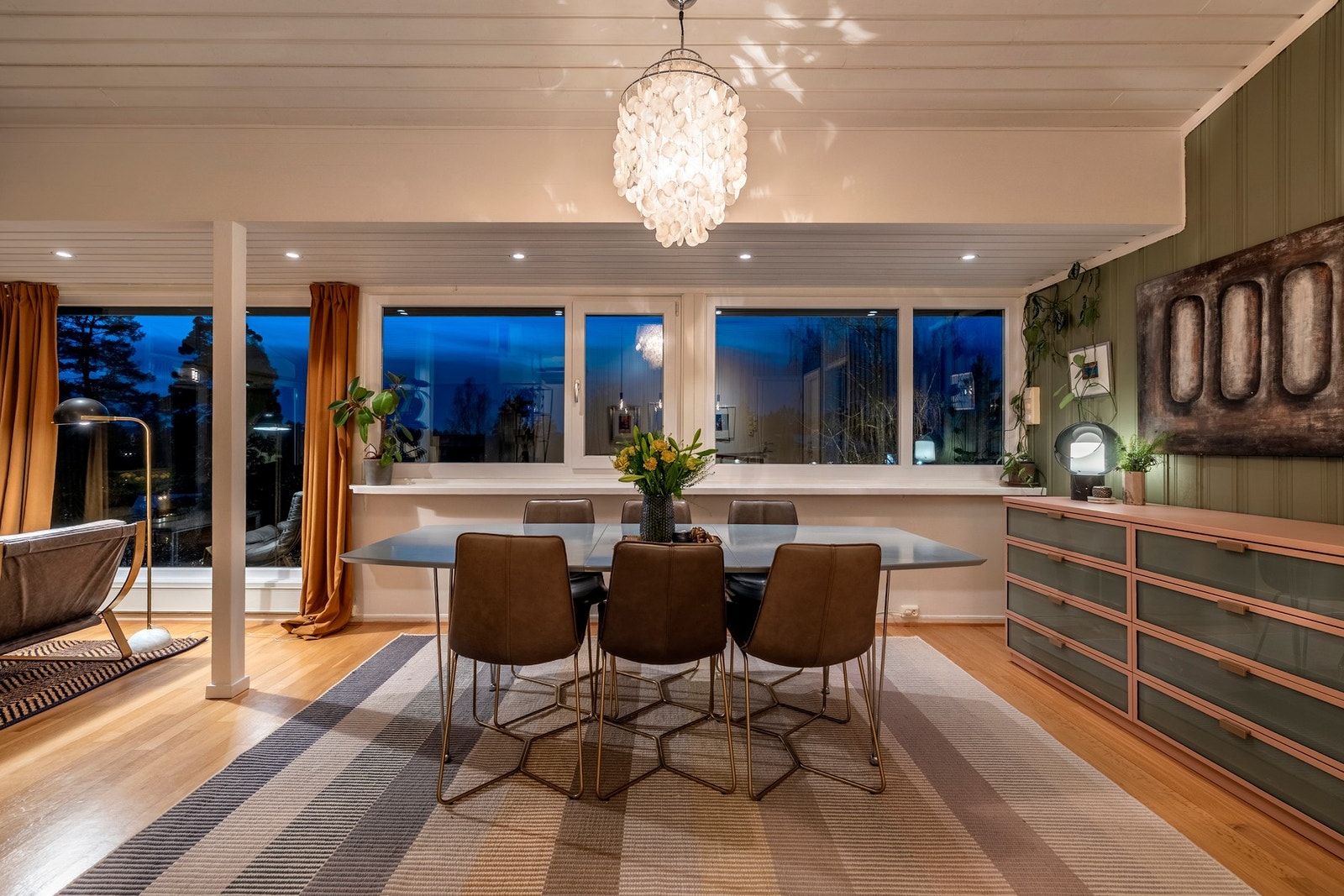 Spisebordet har sin naturlige plassering utenfor kjøkkenet. Galleribilde