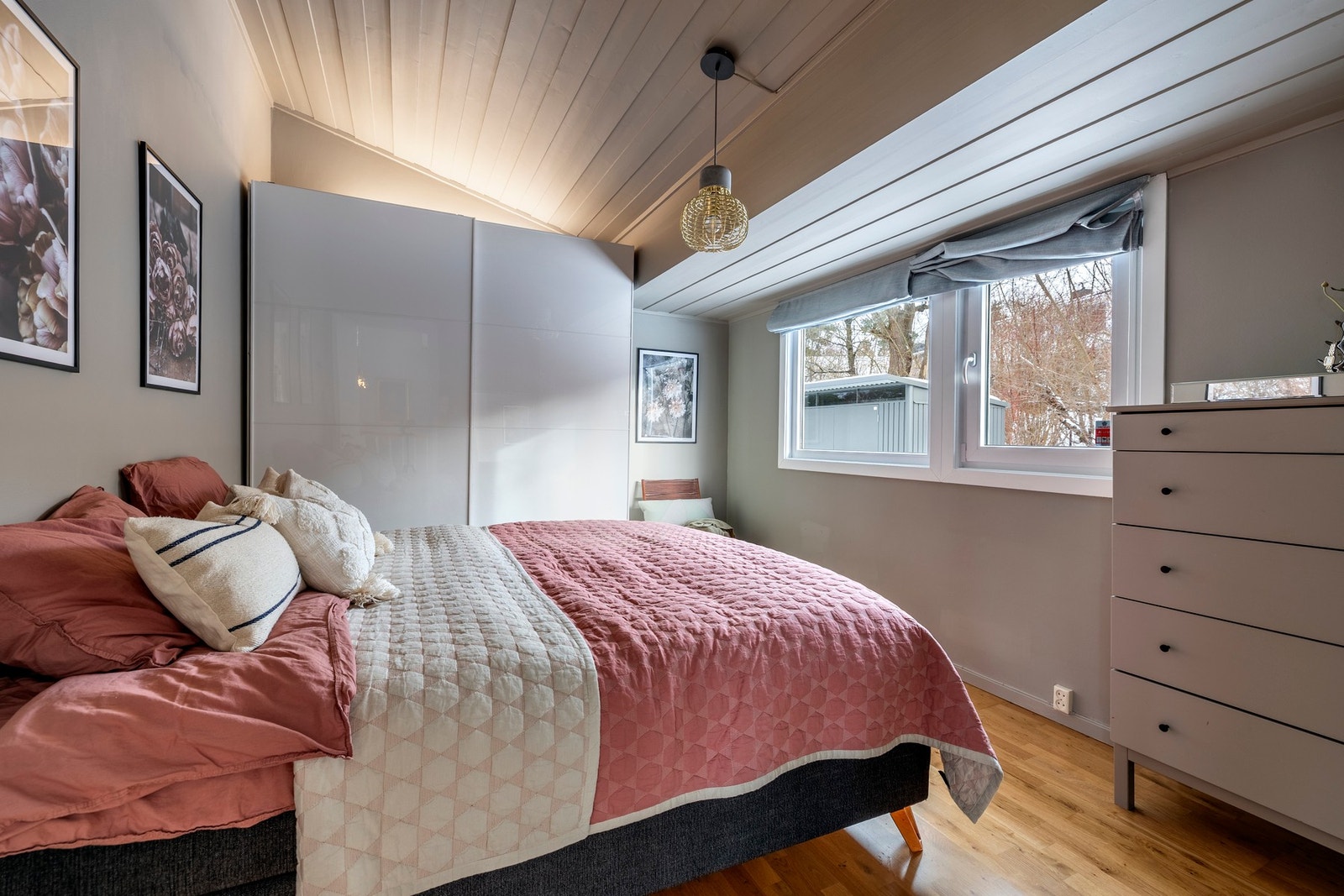 Rommet er innredet med en praktisk skyvedørsgarderobe. Galleribilde