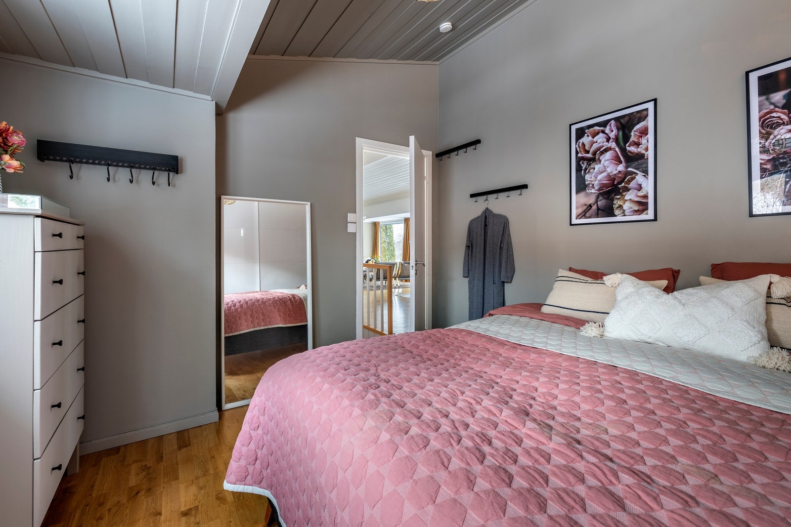 Soverommet er romslig, med god plass til dobbeltseng og diverse innredning. Galleribilde