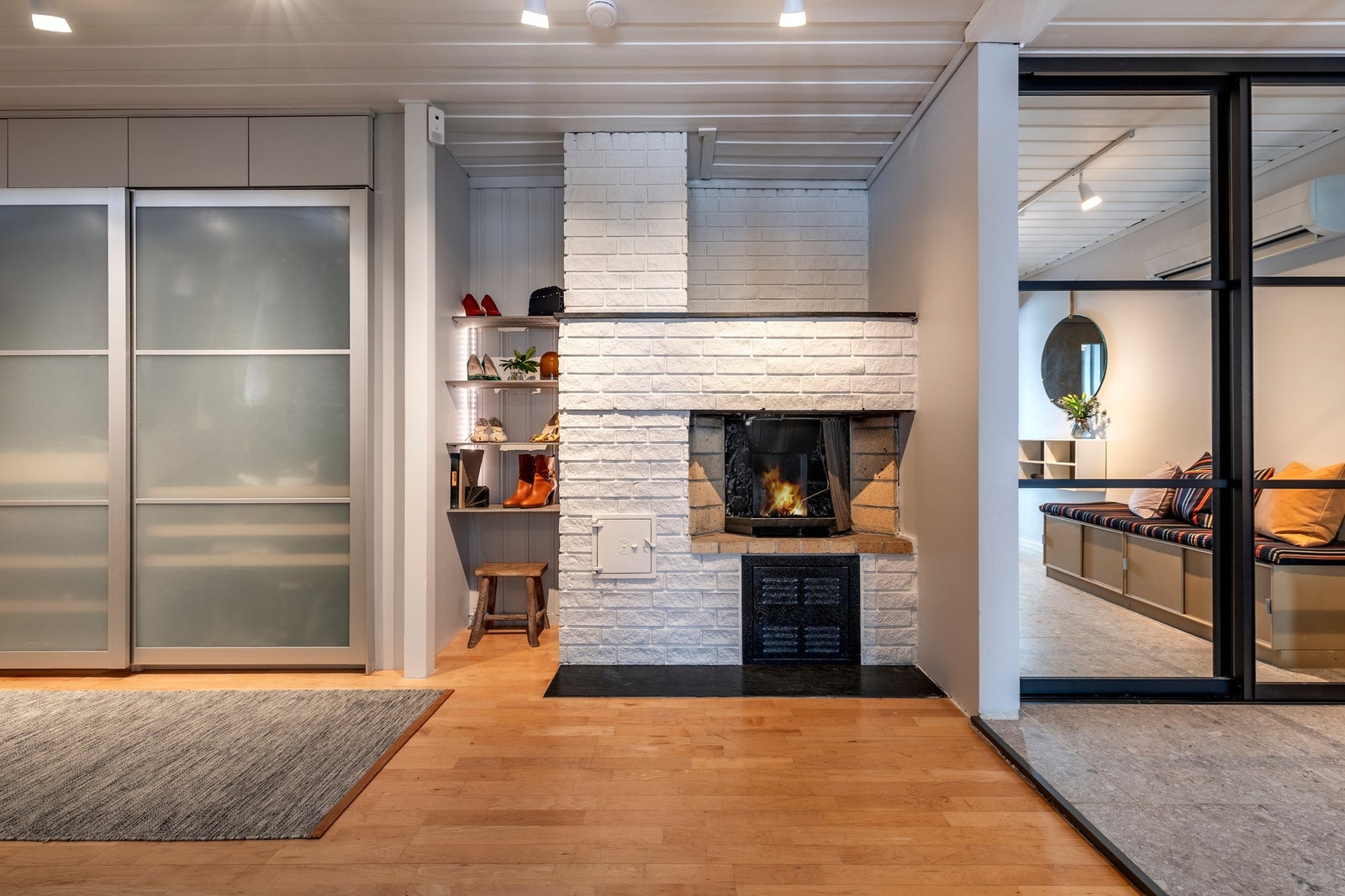 Entréen åpner seg opp mot en romslig gang, utstyrt med skyvedørsgarderobe og en trivelig vedpeis. Galleribilde