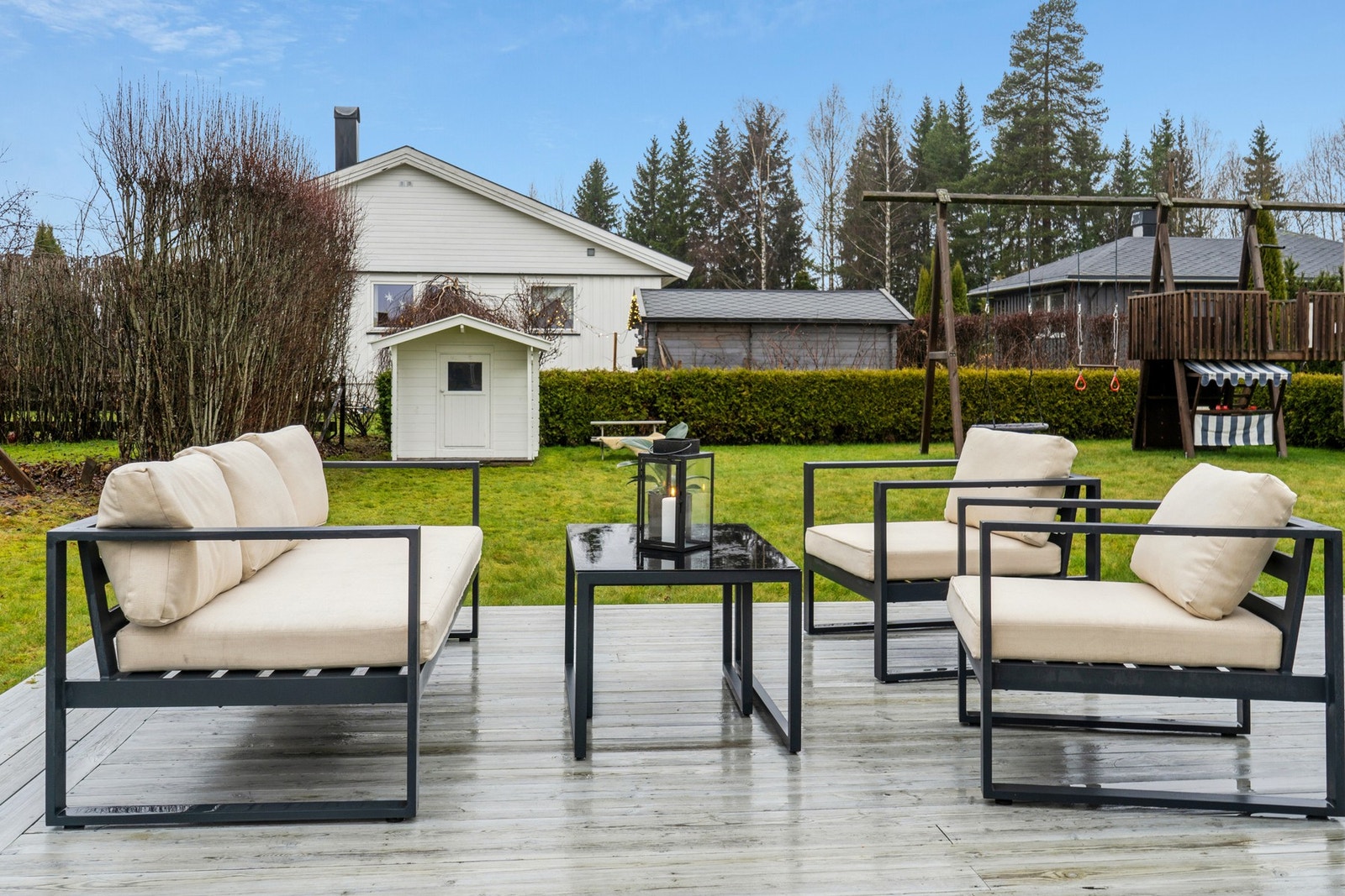 Terrassen ligger i direkte tilknytning til huset og har god plass til både spisegruppe og loungemøbler. Galleribilde