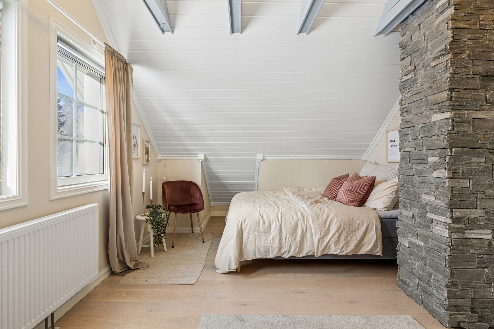 Soverom 2 er et sjarmerende rom med skråhimling som passer perfekt som gjesterom, ungdomsrom eller arbeidsrom. Galleribilde