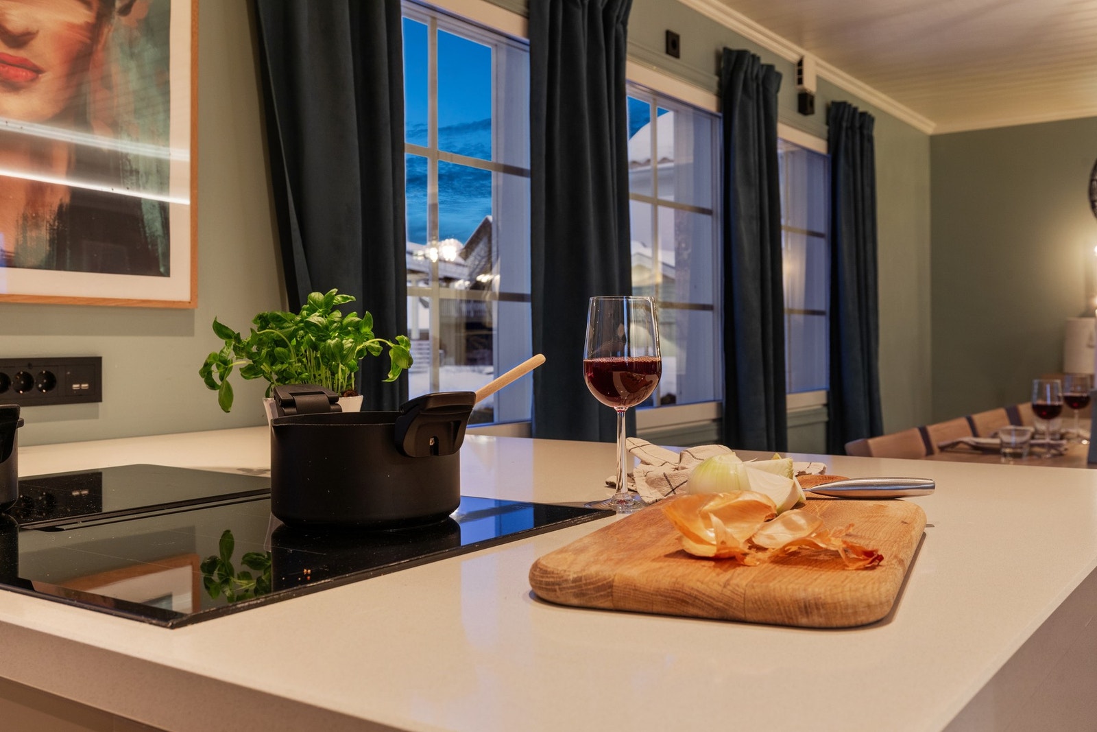 Her er det god plass til hele familien - både inne og ute. Galleribilde