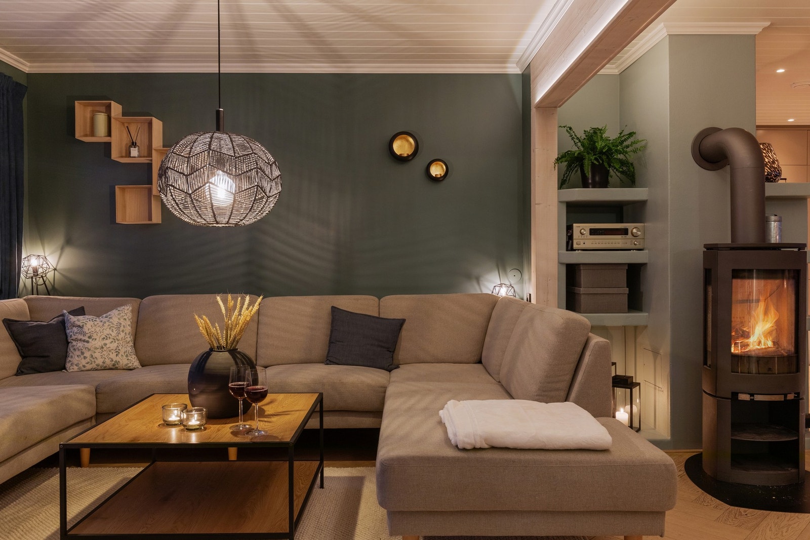 Videre byr boligen på et praktisk vaskerom med egen inngang og dobbel garasje med loft. Galleribilde