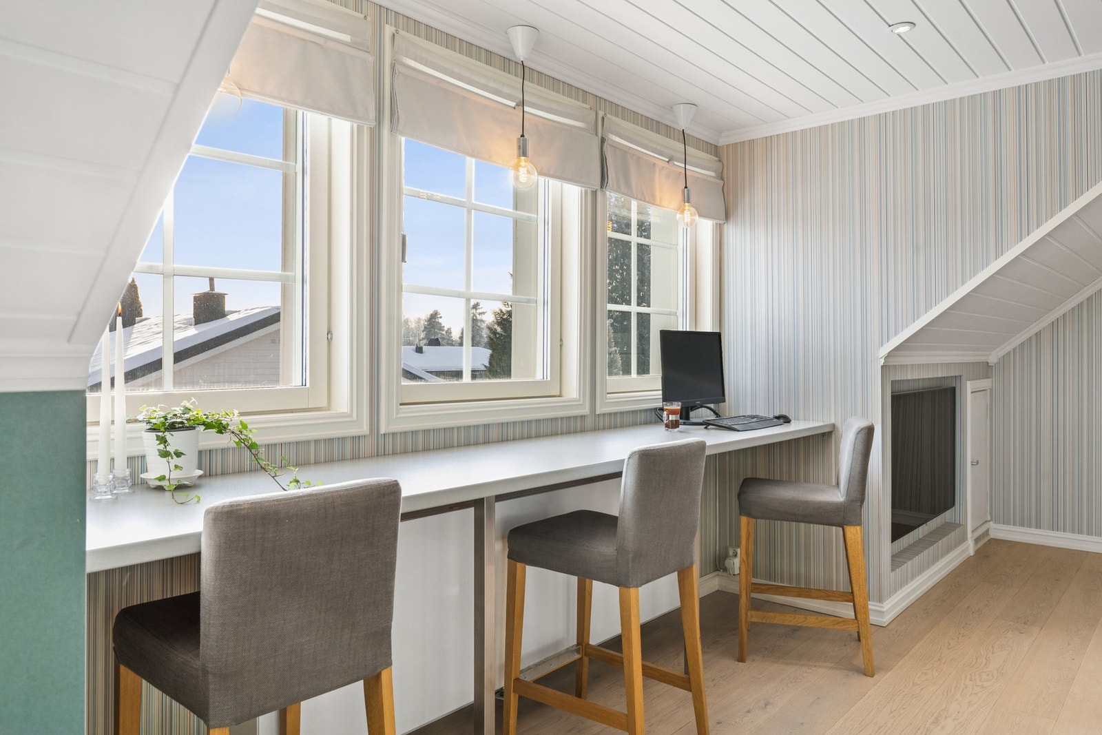 I loftsetasjen finnes en egen stue, perfekt som TV-stue, ungdomssone eller avslappende loungeområde. Galleribilde