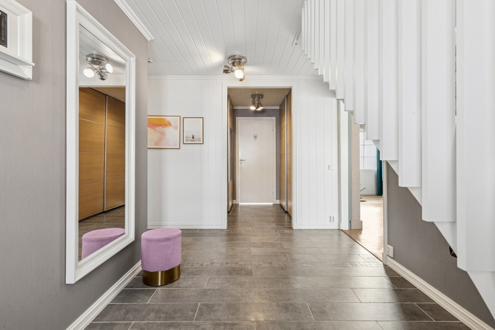 Boligen ønsker deg velkommen med en innbydende entrè med god plass for av- og påkledning for både store og små! Galleribilde