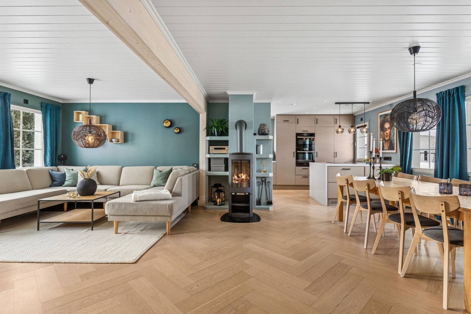 Stuen er et stort og harmonisk oppholdsrom med en gjennomført og lun atmosfære. Galleribilde