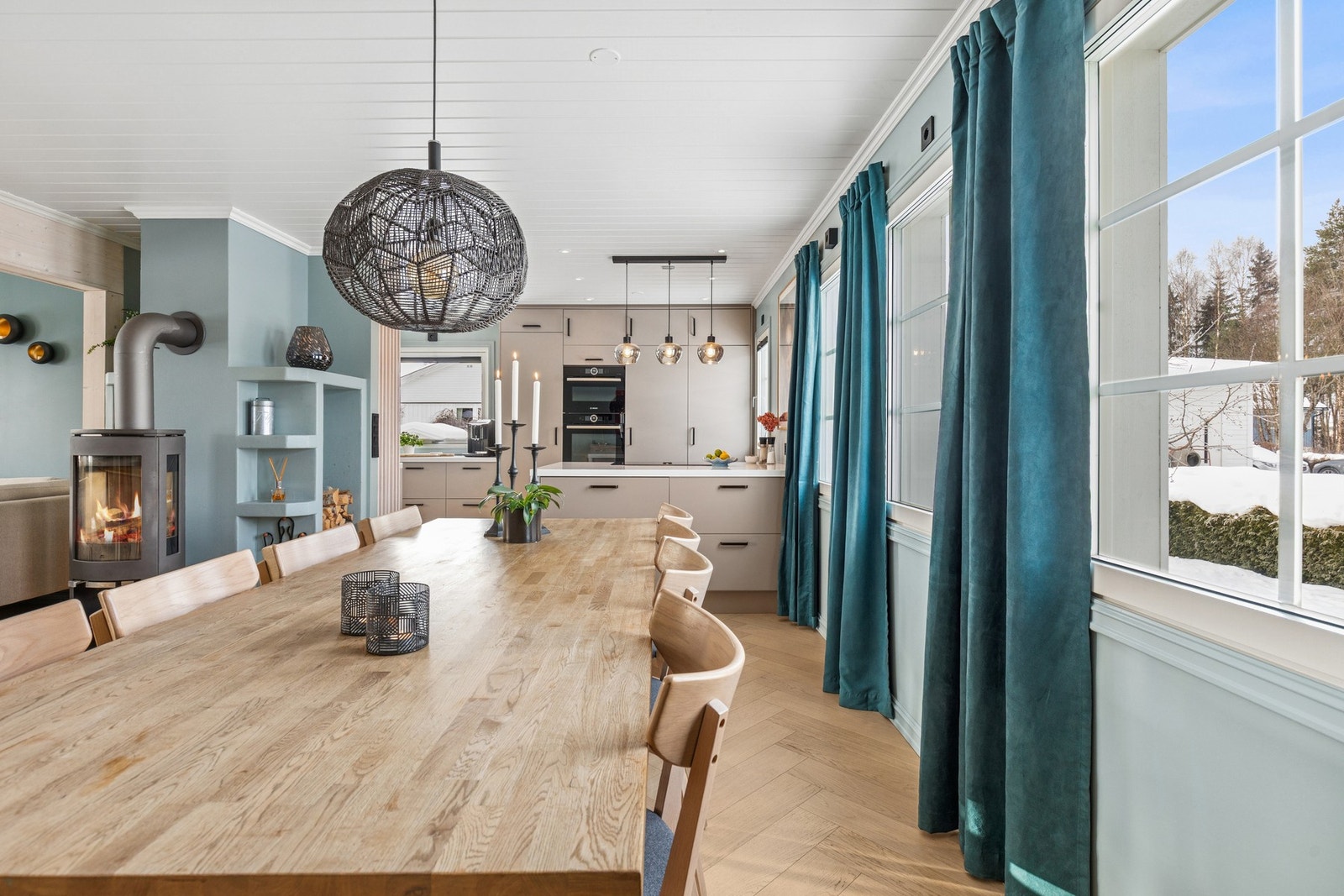 Stuen har en åpen løsning mot spiseområdet og kjøkkenet, noe som gir en sosial og praktisk sammenheng i hverdagen. Galleribilde