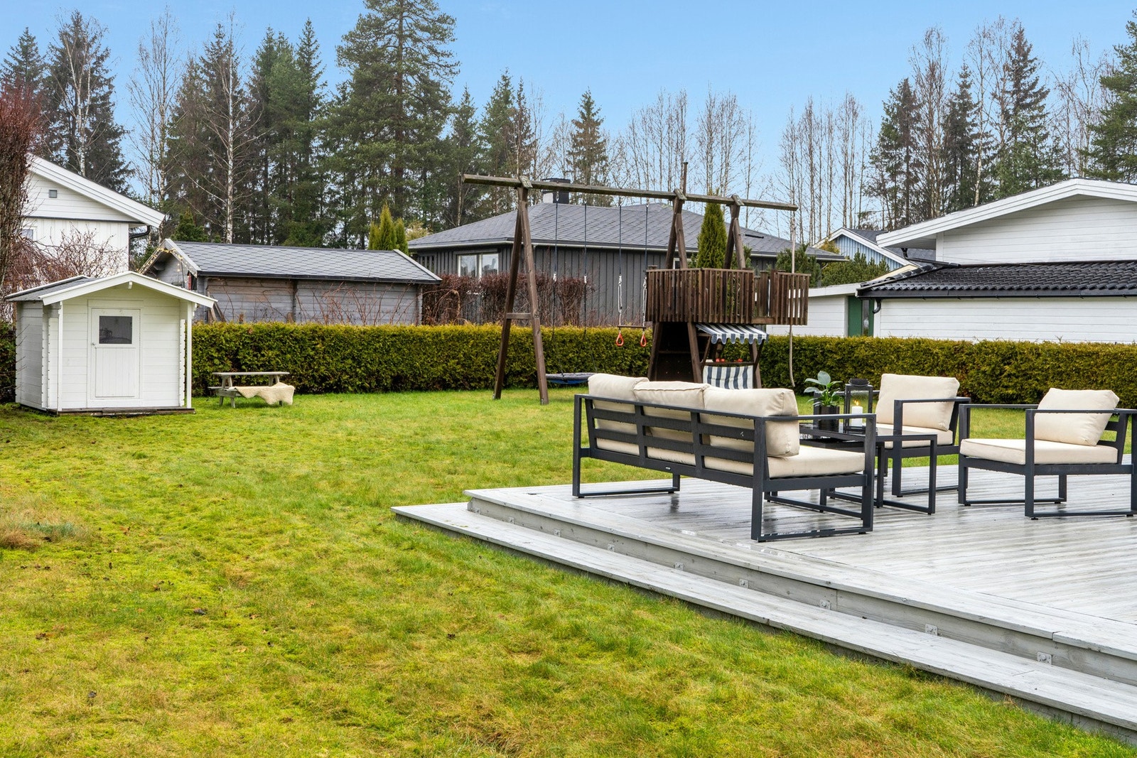 En skjermende hekk rammer inn tomten og gir en behagelig følelse av privatliv. Galleribilde