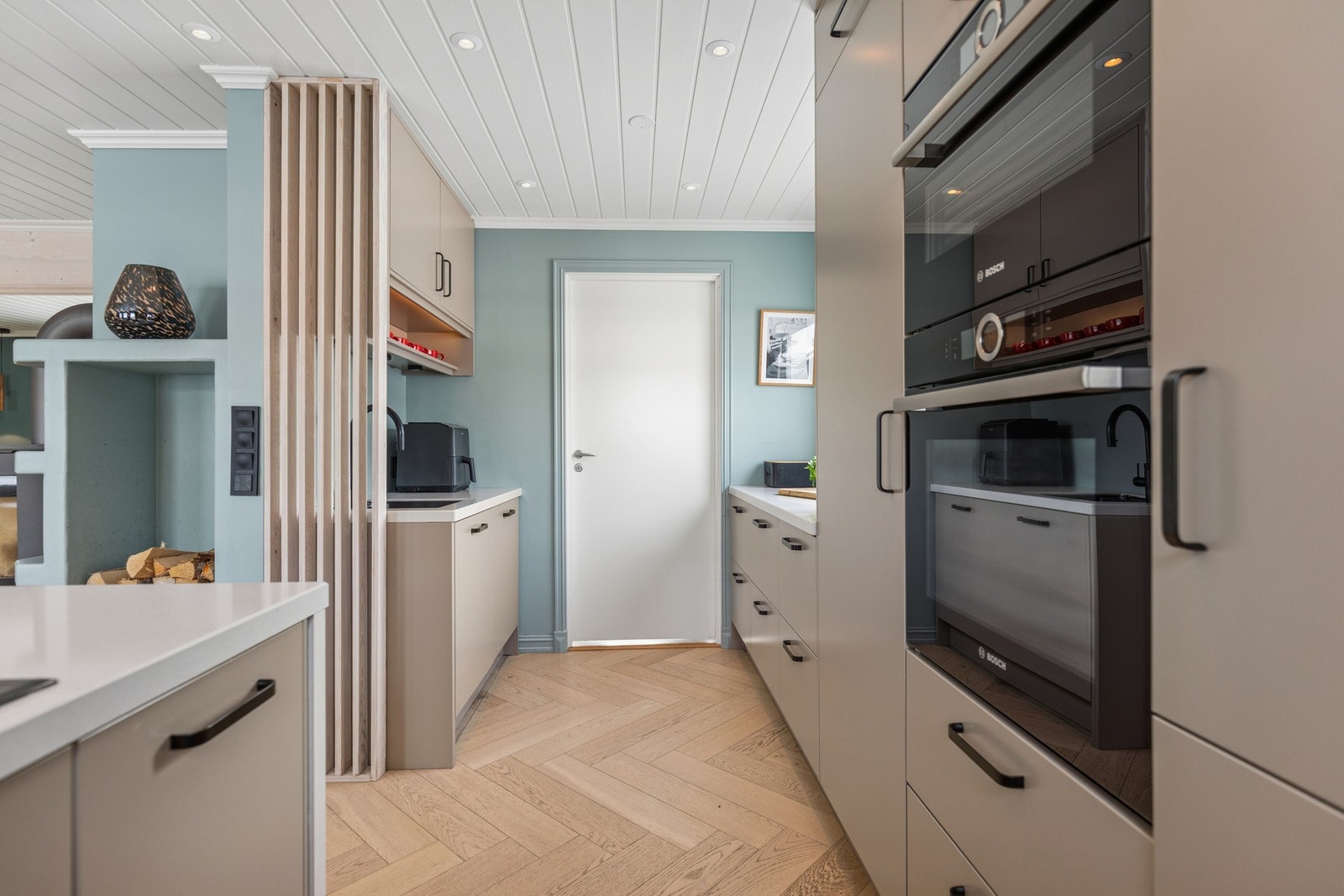 Innredningen er fra 2022, med slette fronter i behagelige naturtoner og en flott benkeplate i komposittstein. Galleribilde