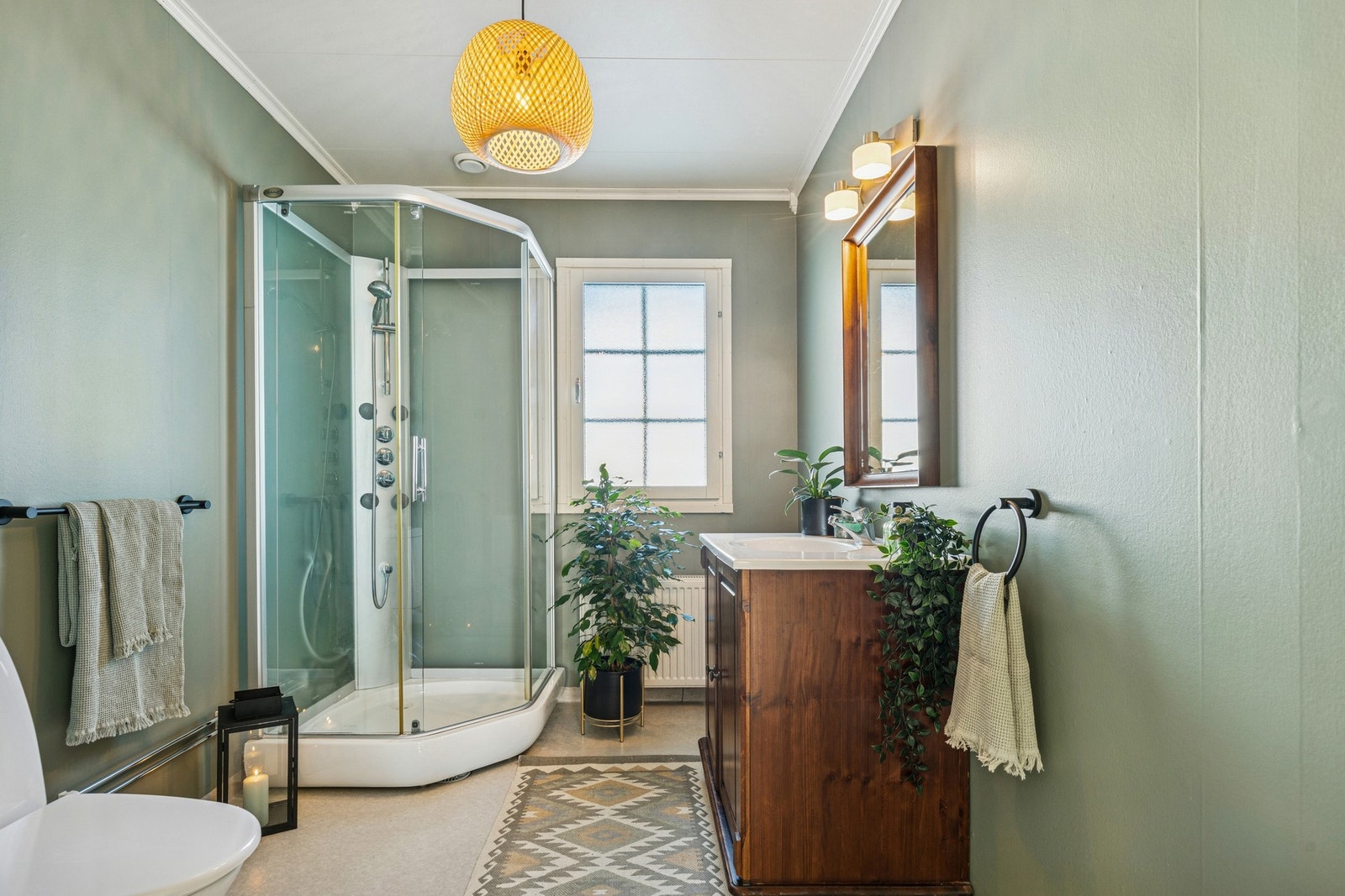 Badet i første etasje er lyst og funksjonelt med servant, toalett og dusjkabinett, og fungerer godt som dagligbad. Galleribilde