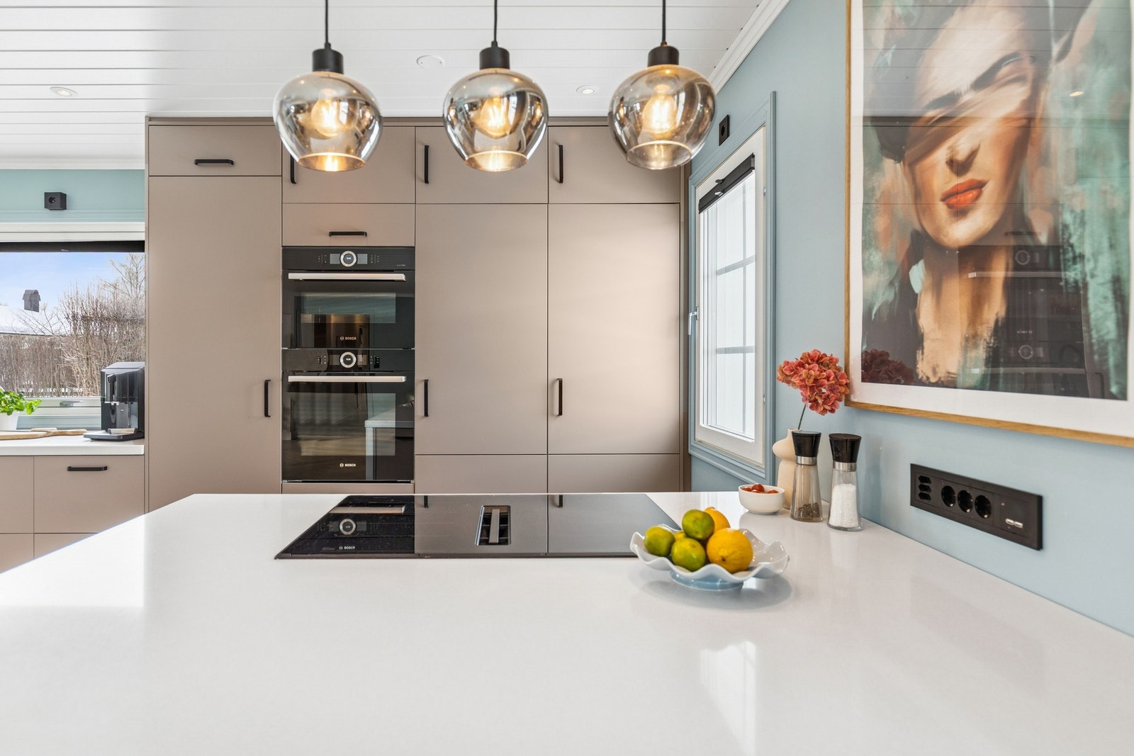 Kjøkkenet fremstår moderne, stilrent og svært funksjonelt. Galleribilde