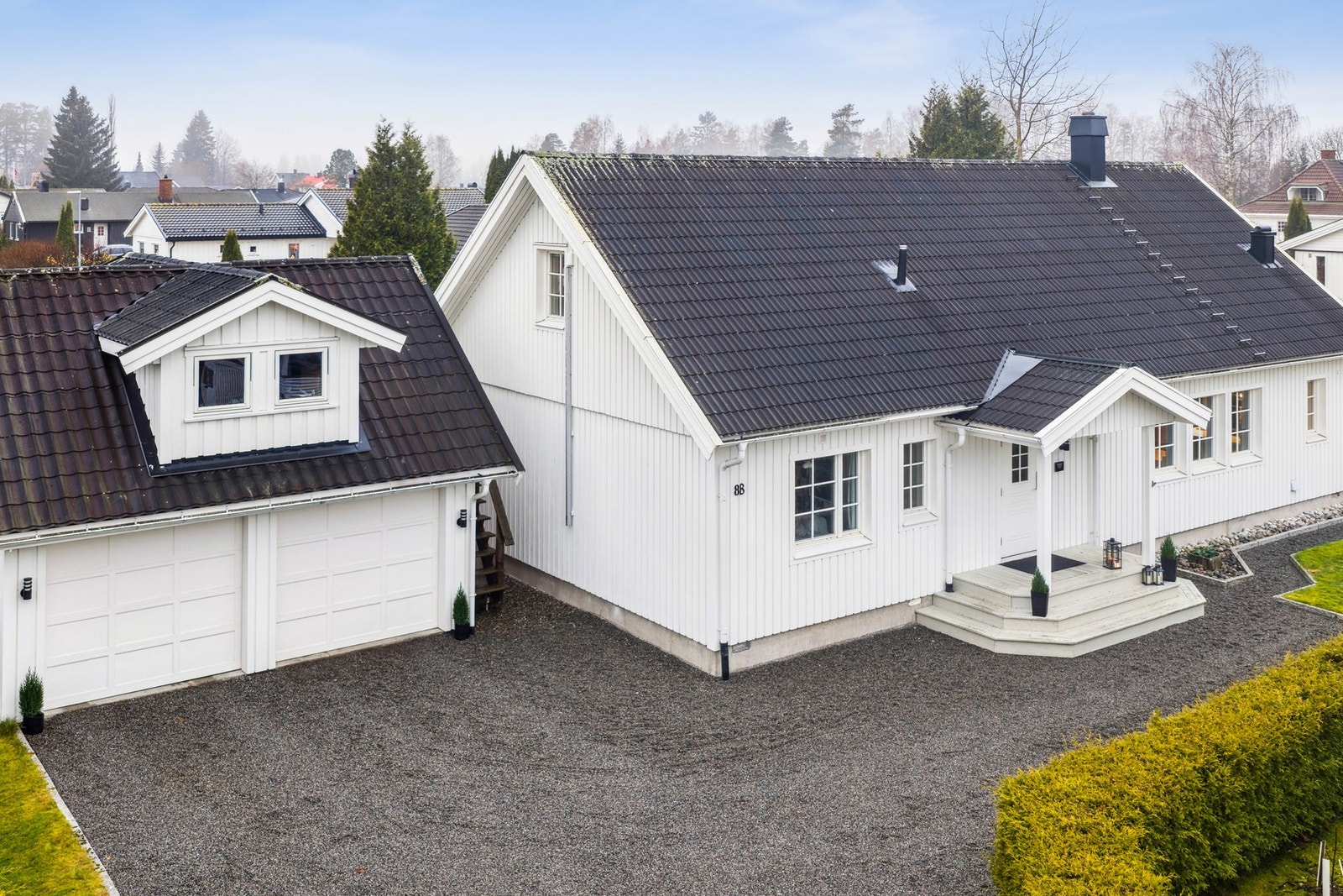 Dobbel garasje med loft for ekstra lagringsplass! Galleribilde