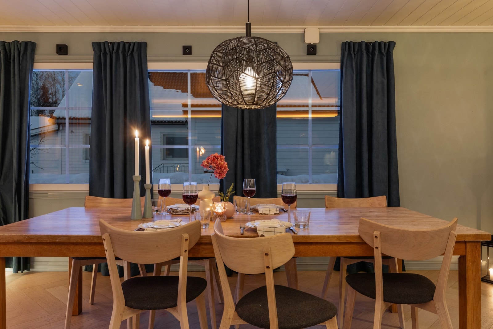 Boligen byr blant annet på vannbåren gulvvarme i 1. etasje, påkostet kjøkken fra 2022 og ett moderne baderom fra 2020. Galleribilde