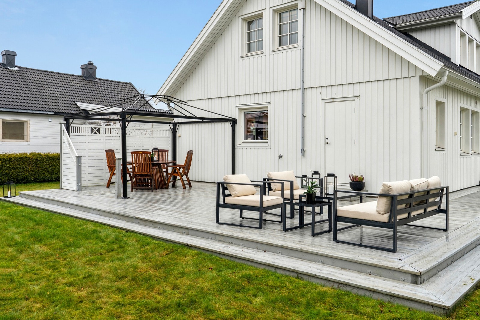 Terrassen har en pergolaløsning som skaper en lun og trivelig uteplass. Galleribilde