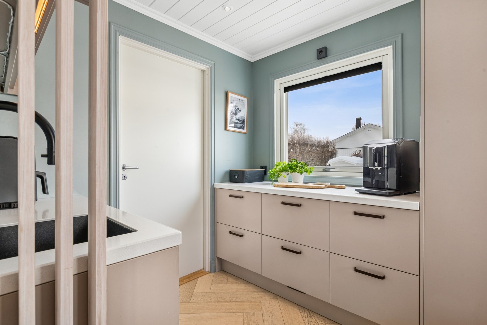 Her er det gode arbeidsflater og rikelig med skapplass. Galleribilde