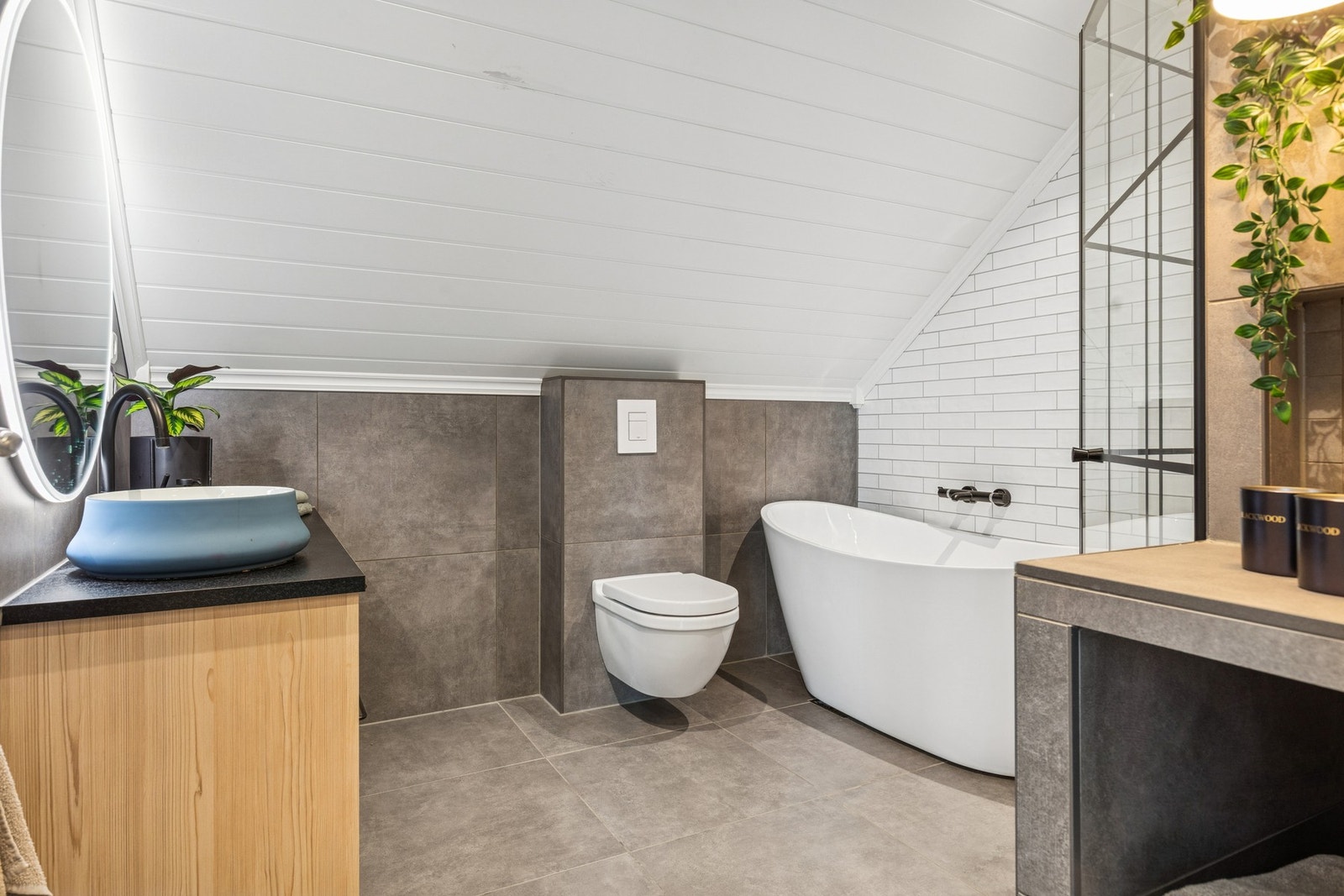 Dette badet gir en eksklusiv og komfortabel opplevelse som kompletterer boligens øvre etasje. Galleribilde