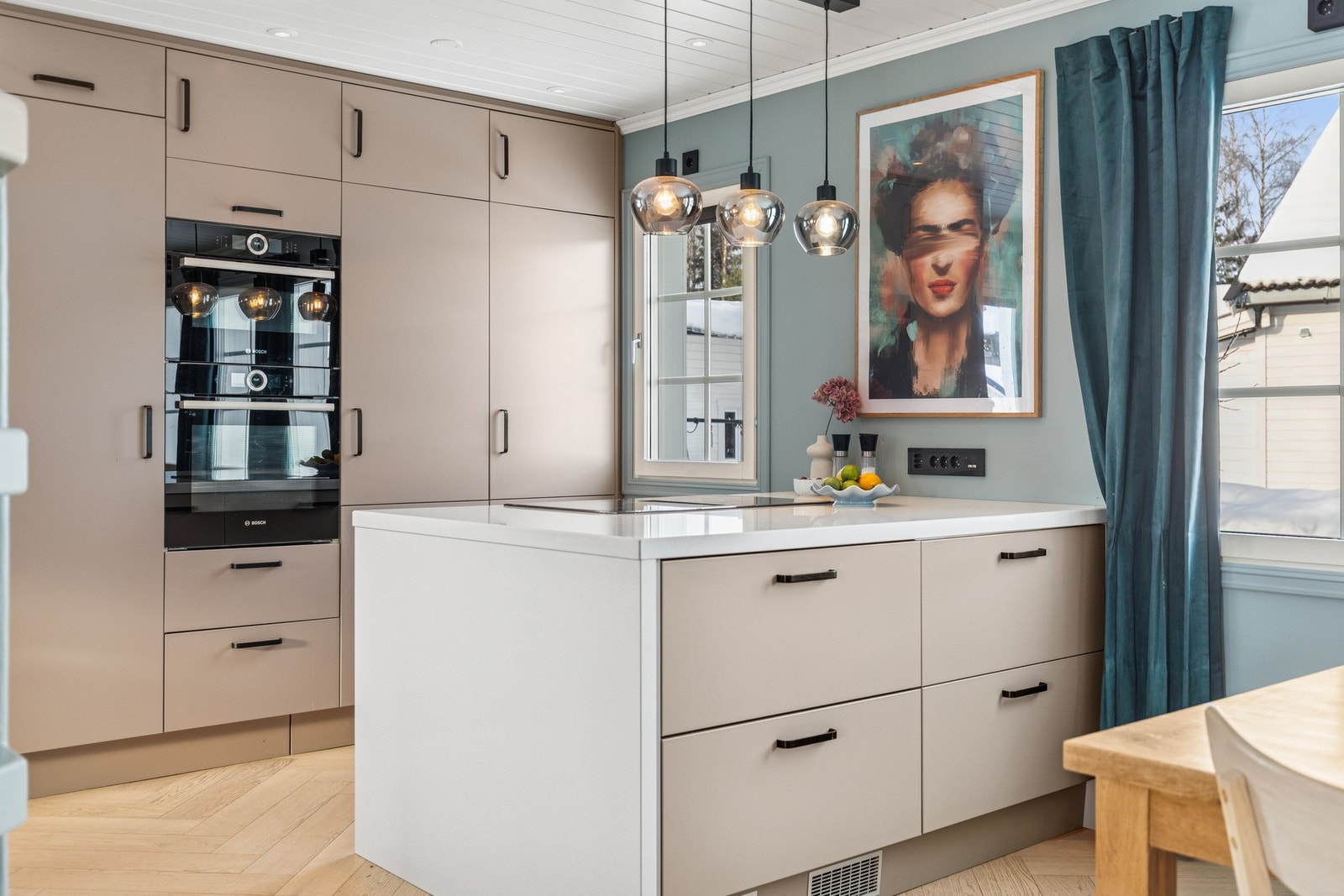 Kjøkkenet har integrerte hvitevarer, god arbeidsplass og en praktisk kjøkkenøy som fungerer som både ekstra benkeflate og sosial samlingsplass. Galleribilde