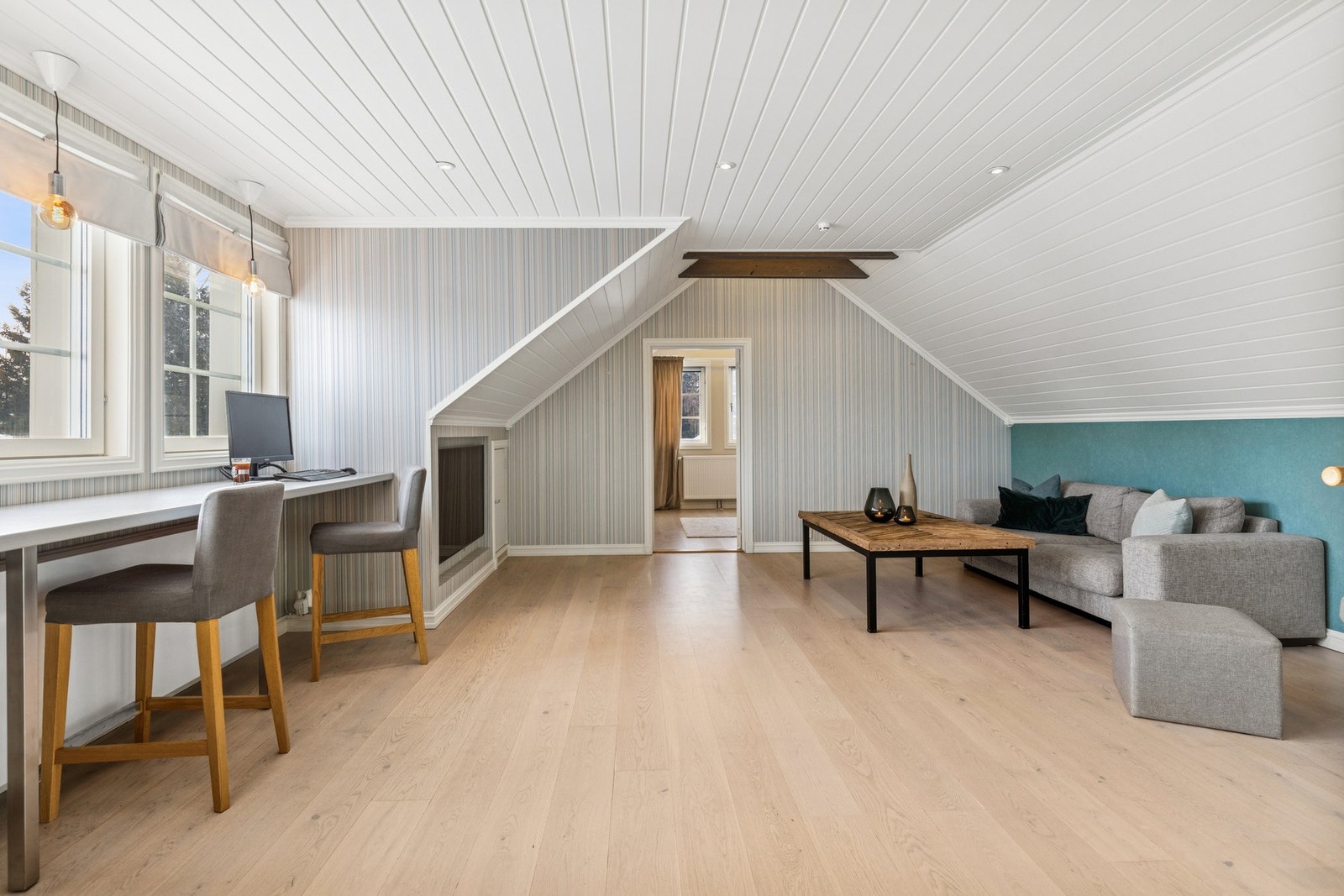 kråhimlingen gir rommet karakter, og vinduene slipper inn godt med dagslys. Galleribilde