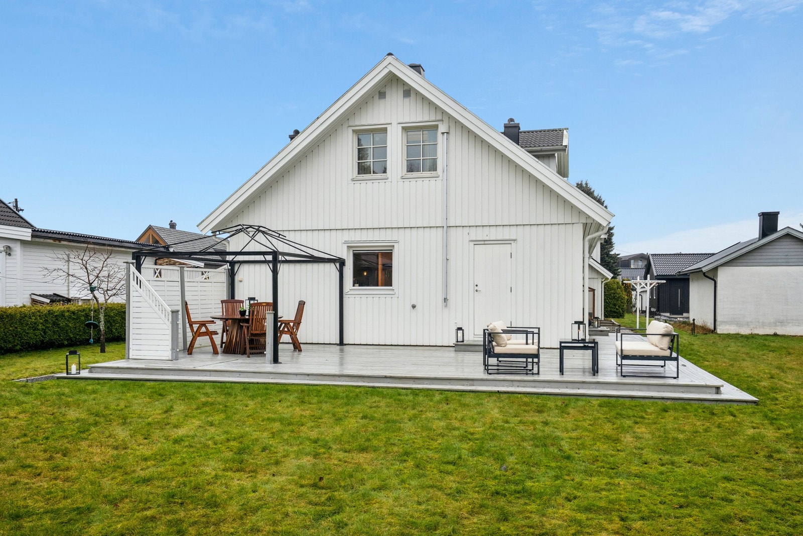 Uteområdet er pent opparbeidet med en stor, flat hage som gir gode muligheter for både lek og avslapning. Galleribilde