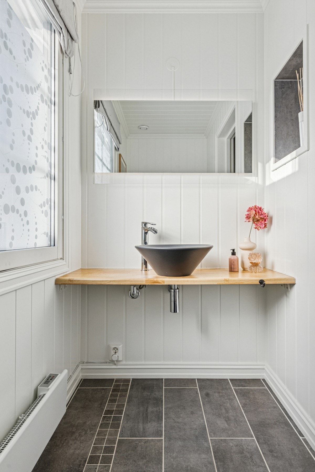 Boligen har 2 bad og ett WC, perfekt for hektiske morgener. Galleribilde