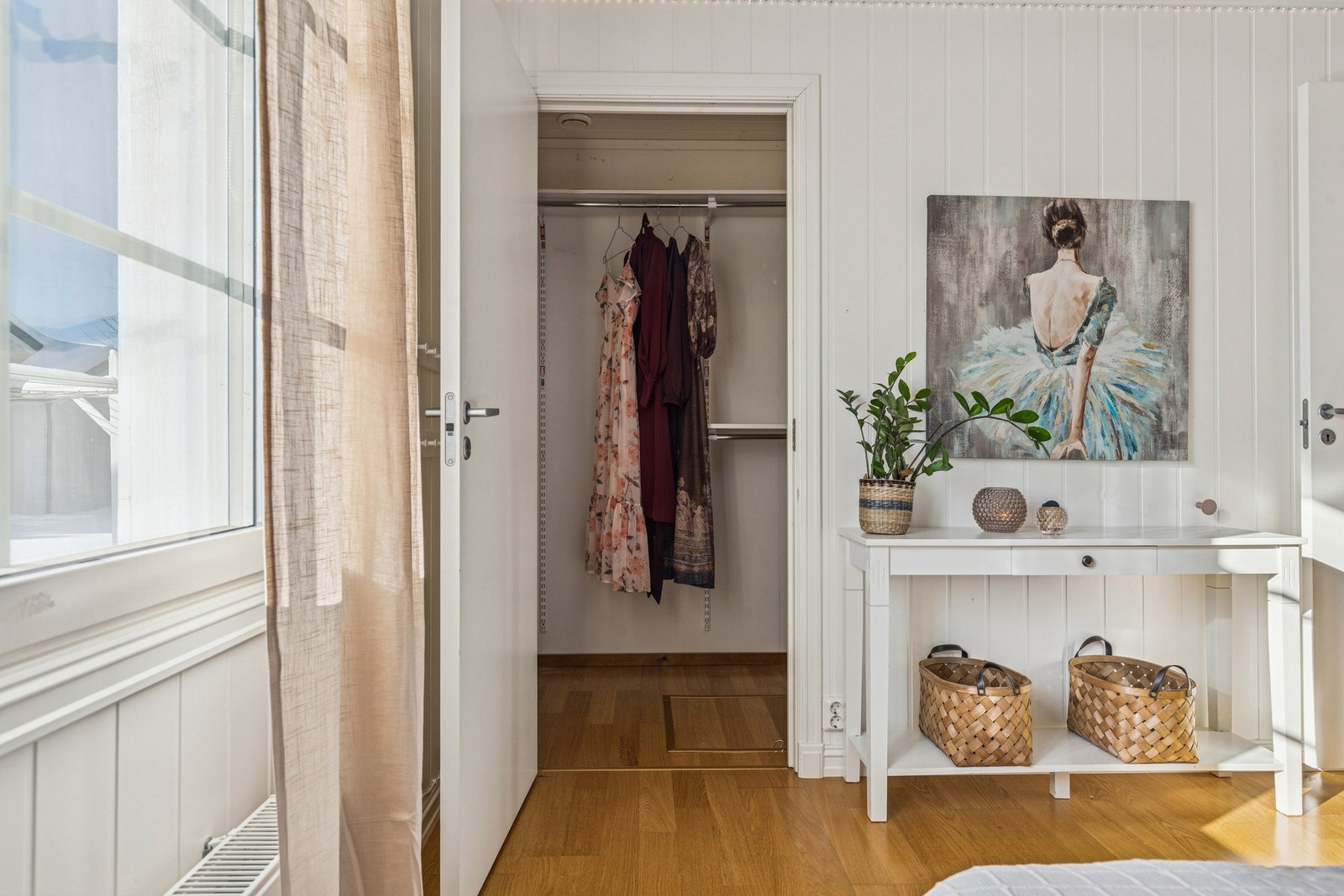 Soverom 1 har en praktisk walk-in løsning. Galleribilde