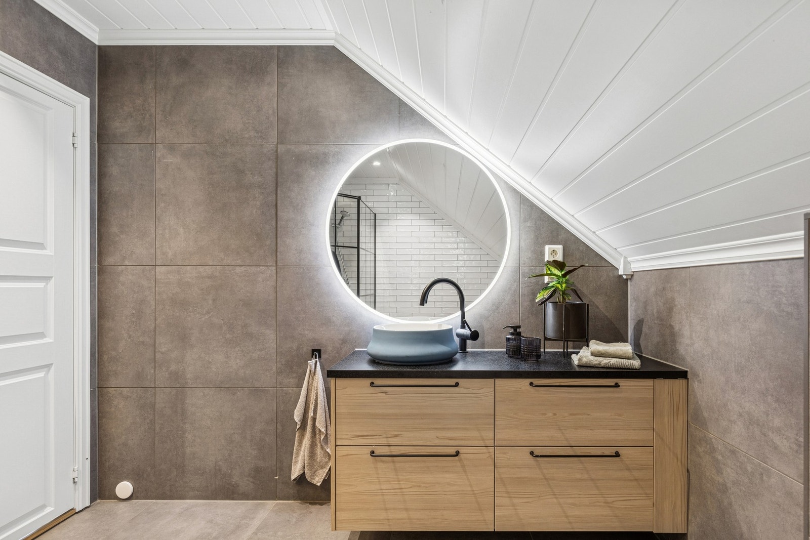 Baderommet i 2.etajse fremstår svært delikat, med 60X60 fliser. Galleribilde