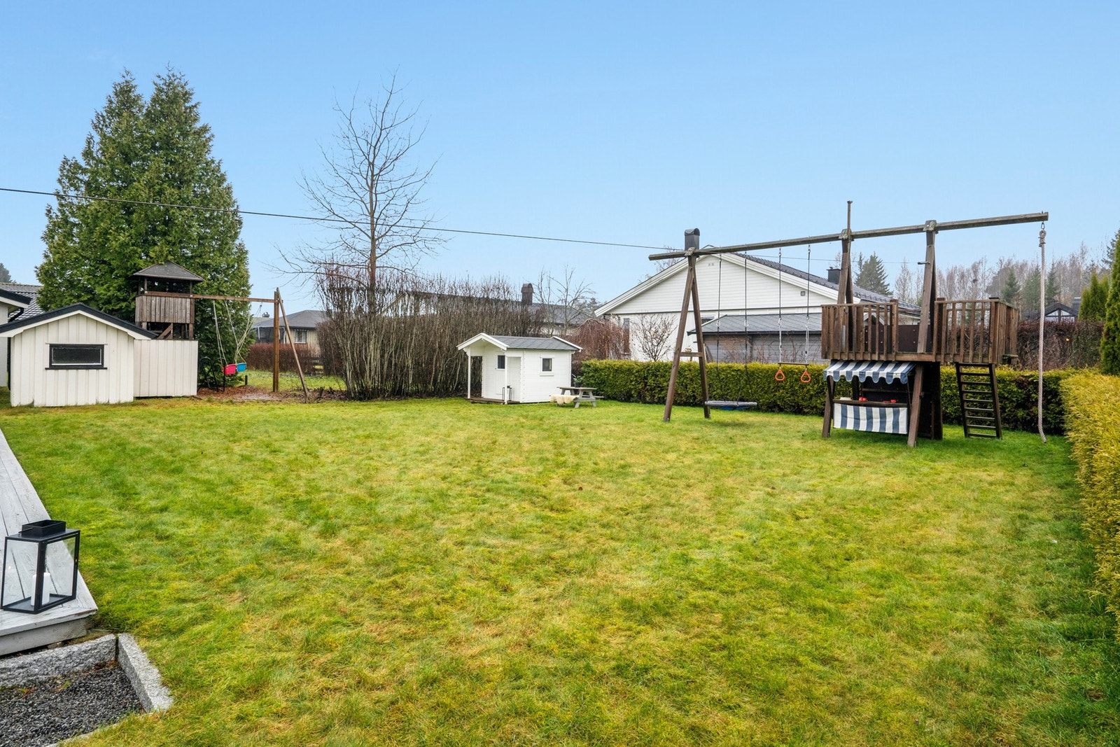 I hagen finnes også et lite hagehus og lekeapparater som gjør eiendommen spesielt praktisk og attraktiv for barnefamilier. Galleribilde